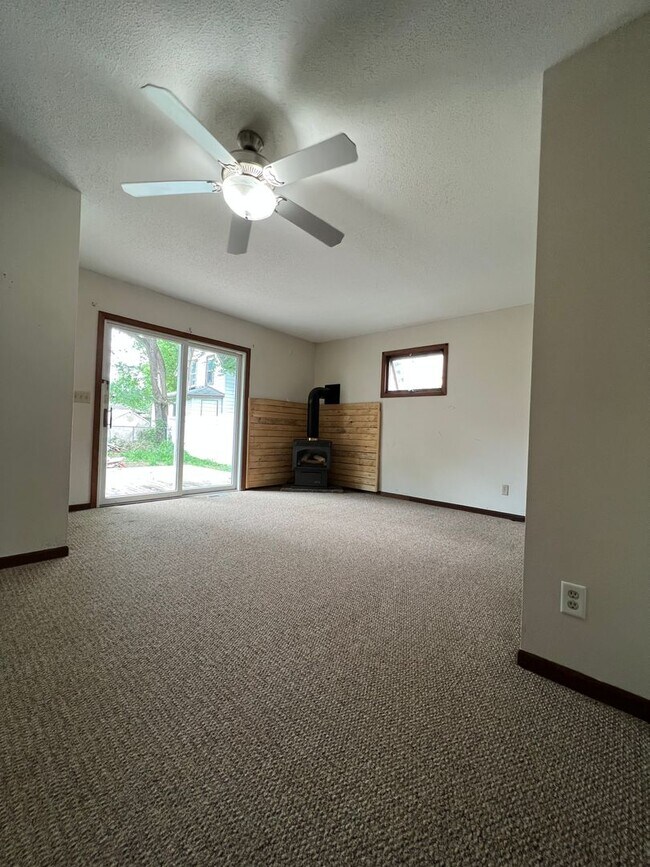 Building Photo - Three Bedroom,  2 Bathroom Apartment near ...