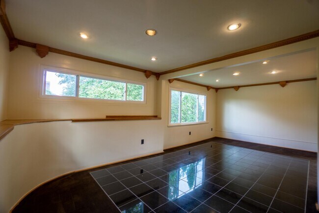 Building Photo - Apartment with Hardwood Floors Near Food C...