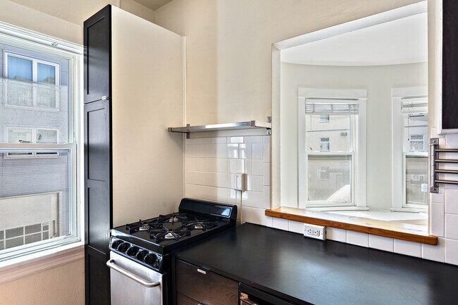 Building Photo - 115 Bellevue Ave E