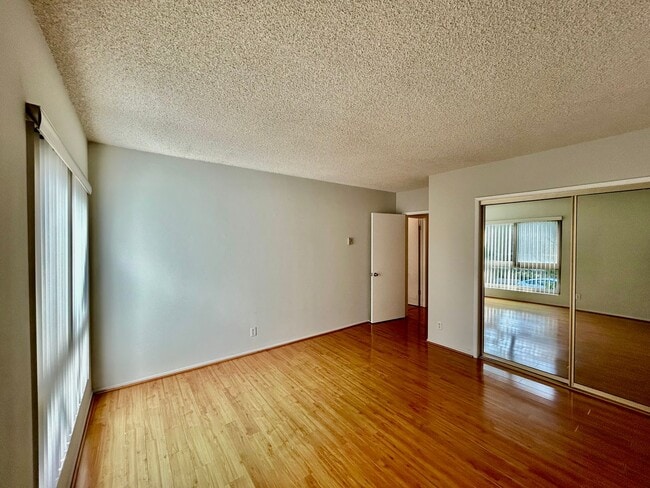 Building Photo - Fox Hills 2 Bd Condo *$500.00 Off First Month's Rent!*