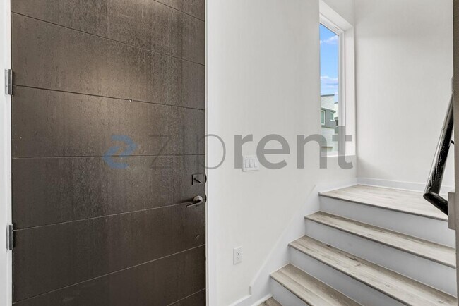 Building Photo - 2000 Riverside Farms Rd