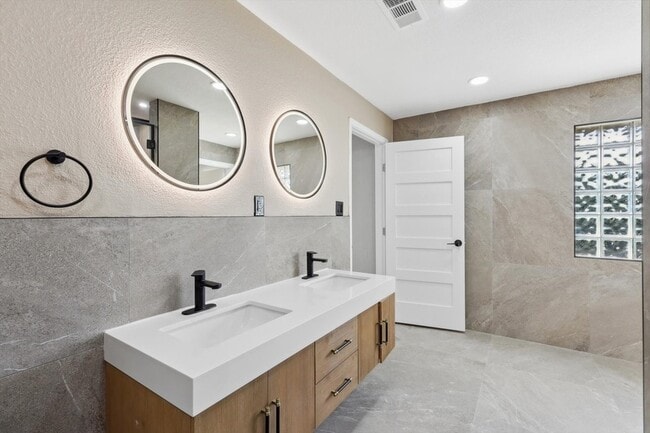Building Photo - 6043 Fieldstone Dr
