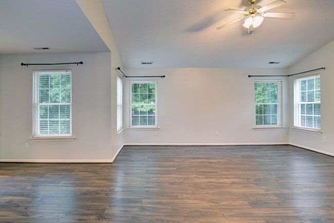 Building Photo - Spacious Home on Wooded Lot!