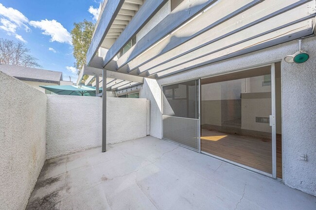 Building Photo - SPACIOUS 2 Bed Townhouse in Garden Grove