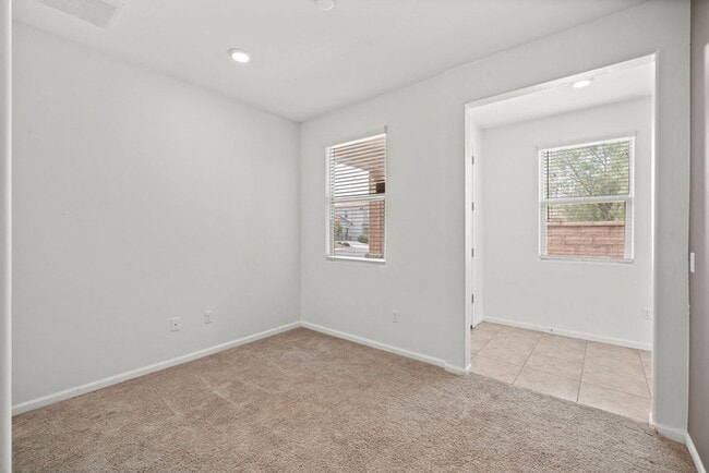 Building Photo - Beautiful 3 Bedroom Home in La Estancia & ...