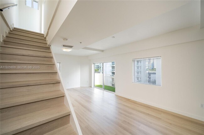 Building Photo - 1712 SW 2nd Ave