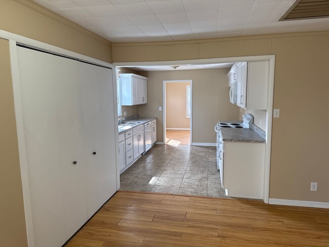 Building Photo - 2 Bedroom 1 Bath House $895! Central Heat ...