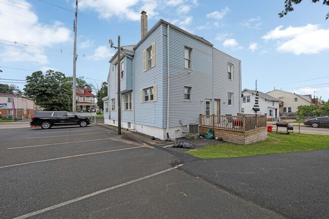 Building Photo - 3403 River Rd