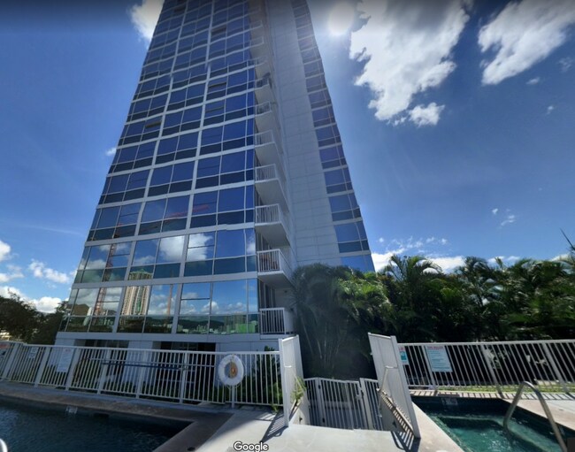 Building Photo - Beautifully Updated 2/2 with Parking!