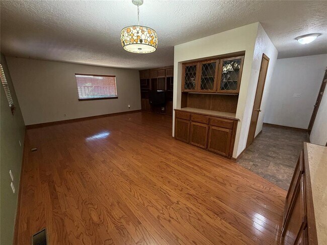 Building Photo - 2517 Chateau Dr