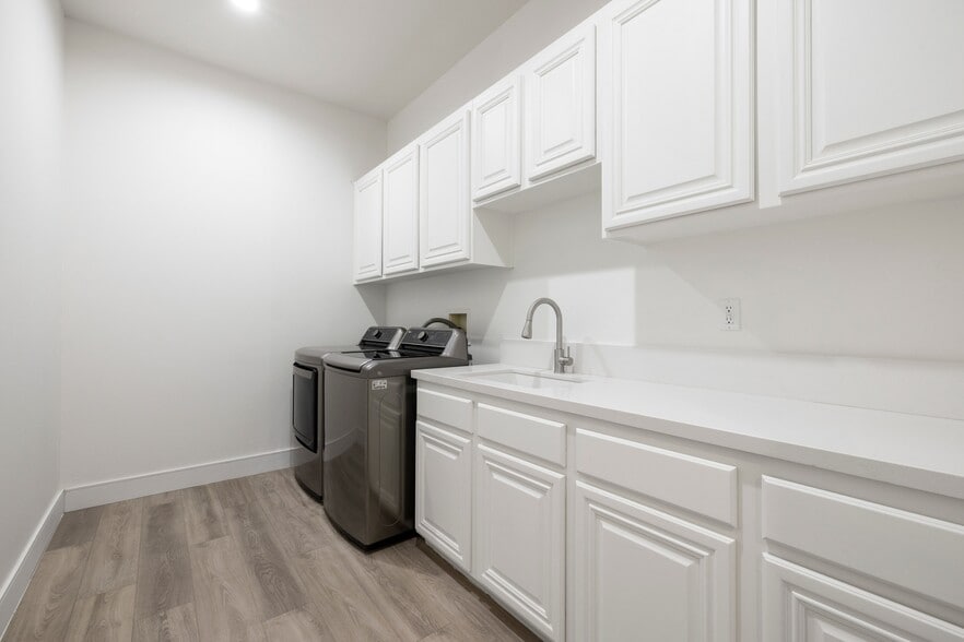 Building Photo - 5704 Lyon Ct