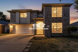 Building Photo - MOVE IN READY Saginaw Home