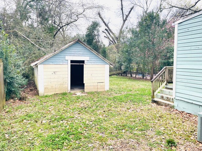 Building Photo - ** 3 bed 1 bath located close to Jackson H...