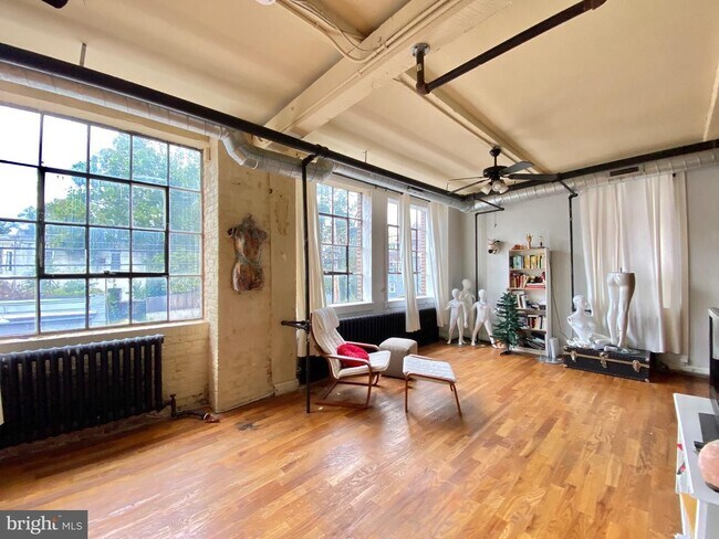 Building Photo - 14-16 W Harvey St