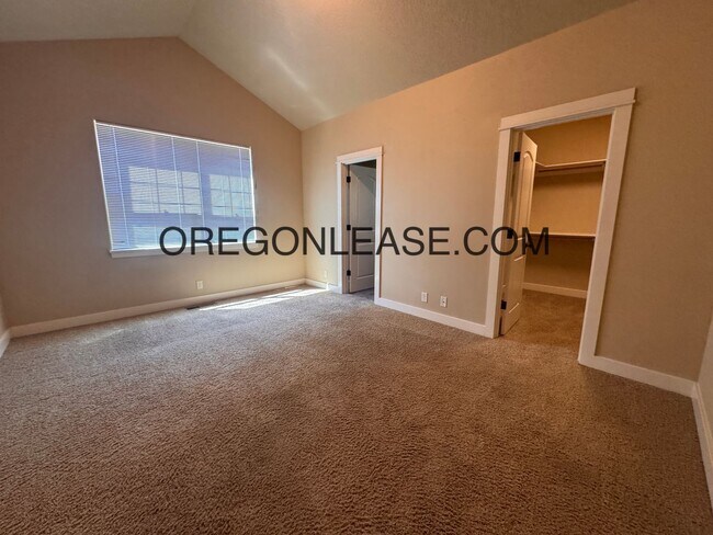 Building Photo - 2015 build 3 bed 2 bath North Eugene Home