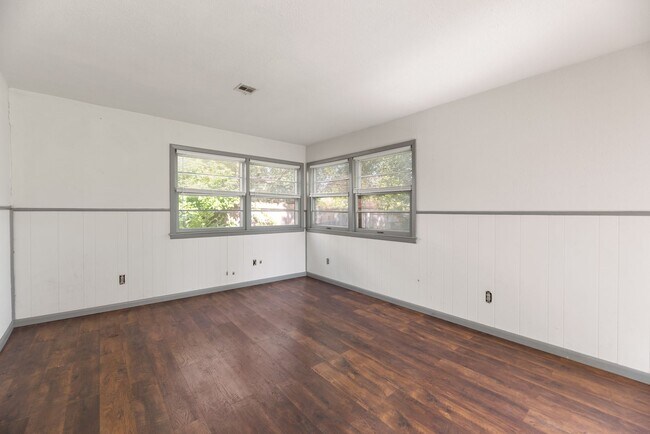 Building Photo - 1st MONTH FREE RENT! Charming 3 Bed 1 Bath In Quiet Neighborhood