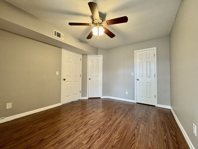 Building Photo - 2/2 Condo in Gated Lakefront Community ~ G...
