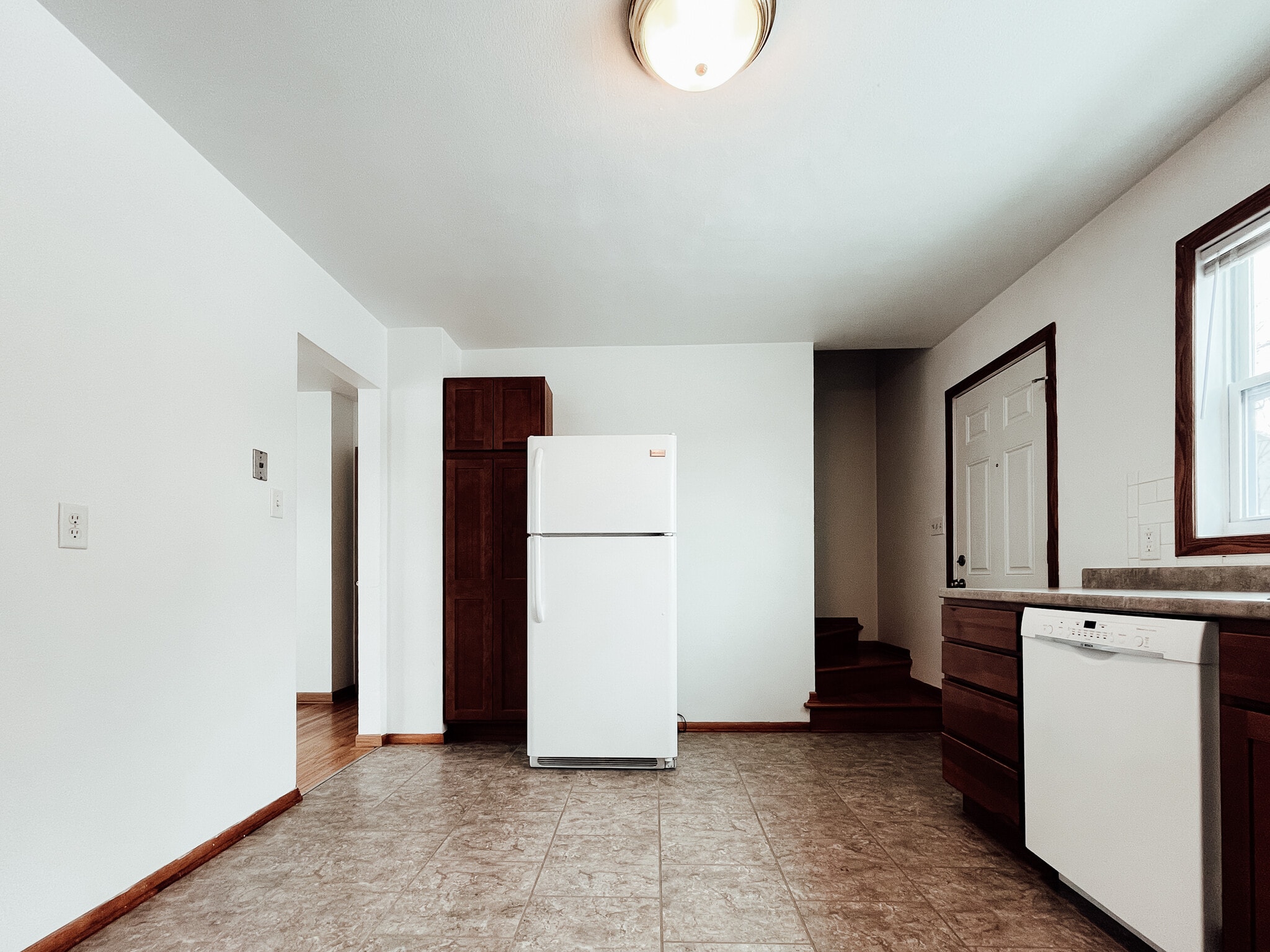 Building Photo - 921 Rainbow Dr