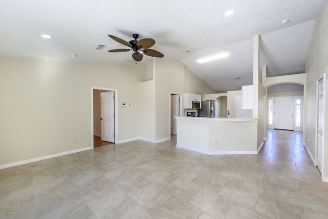 Building Photo - PRICE DROP!! ANNUAL UNFURNISHED HOME IN PUNTA GORDA