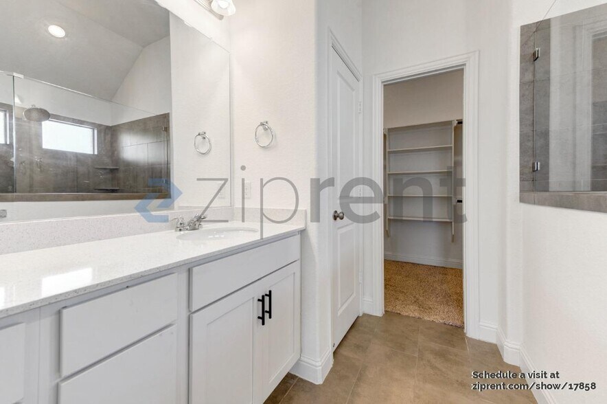 Building Photo - Unit