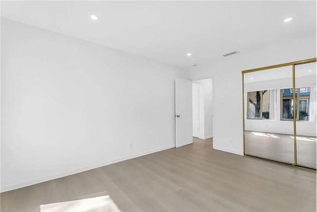 Building Photo - 27836 Hummingbird Ct