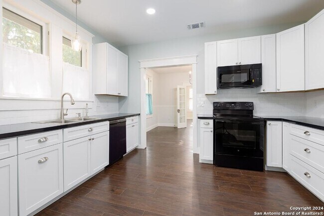 Building Photo - Hill Country Retreat