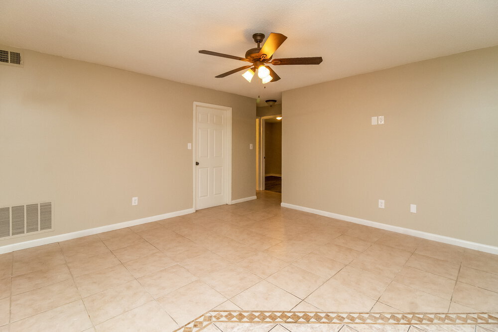 Building Photo - 2701 Kinnon Dr