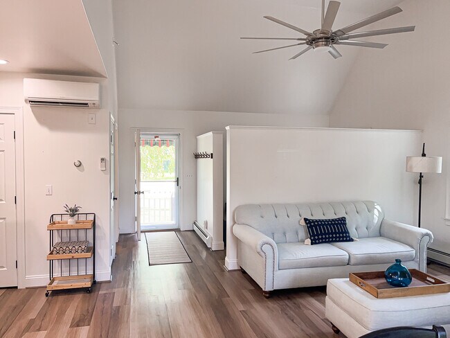 Private entrance, split for air conditioning - 21 Willowbrook Ave