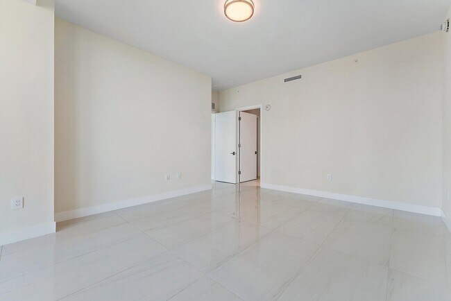 Building Photo - 3100 N Ocean Dr
