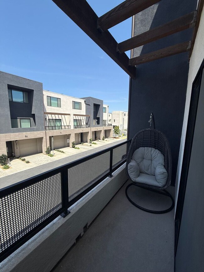 Building Photo - New Construction Town Home