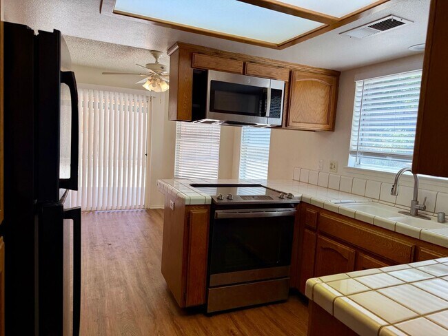 Building Photo - 4 Bed, 2.5 Bath Home with 3-Car Garage in Clovis Unified School District