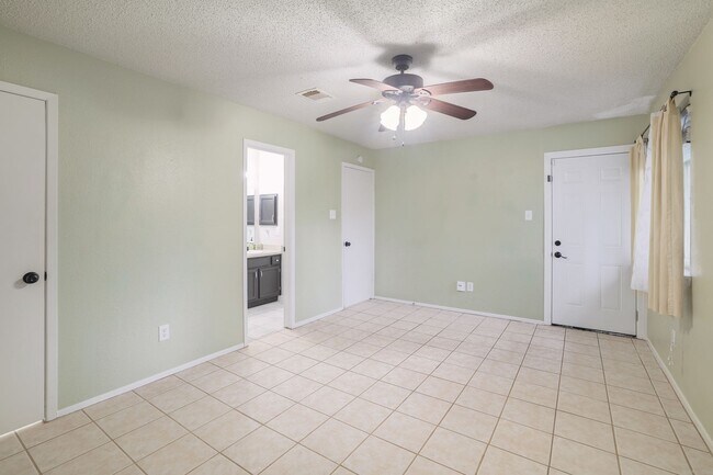 Building Photo - Freshly Renovated! Great Location! Such a sweet home