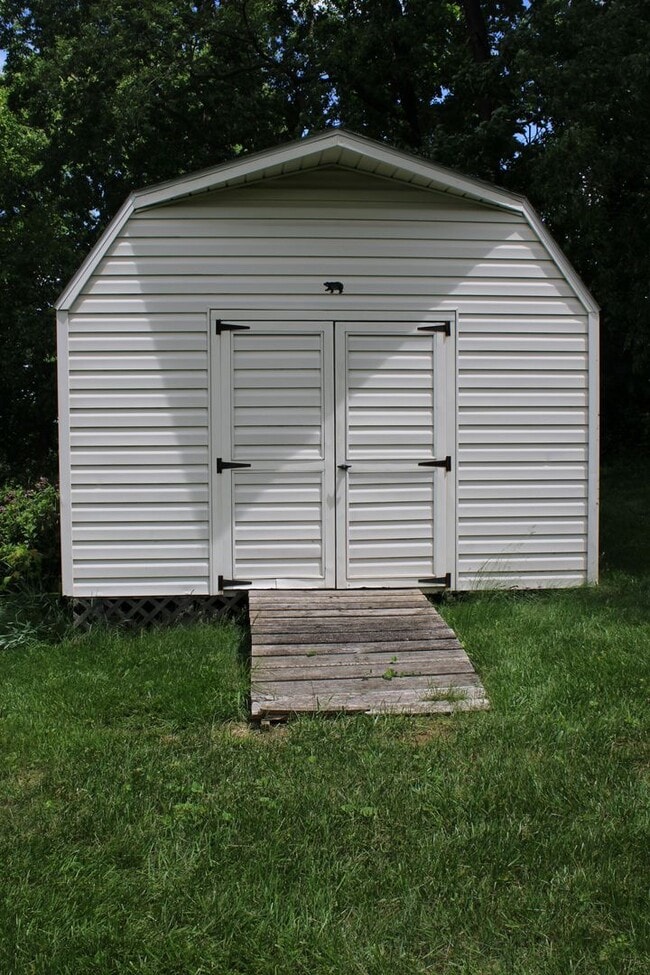 Building Photo - Flexible Lease Options—Raised Rancher