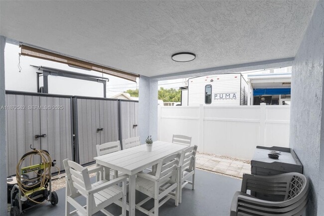 Building Photo - 325 Calusa St