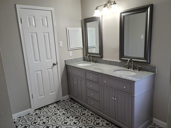 Building Photo - 8307 Holmwood Dr