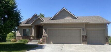 Building Photo - Large Single-Family Home Located in The Pr...