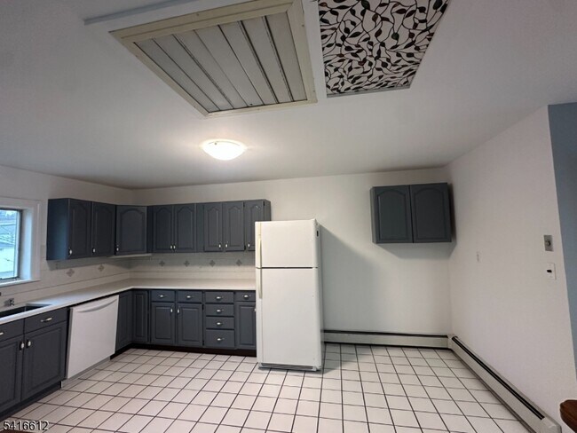 Building Photo - 18 Montrose Ave