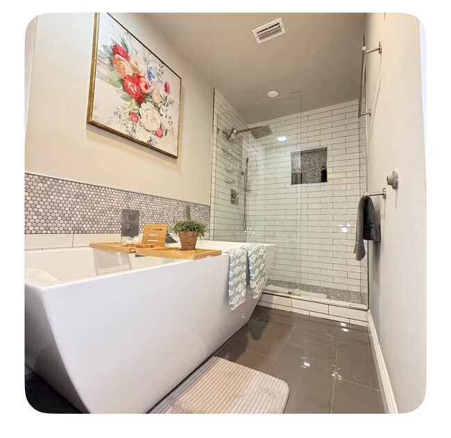 Building Photo - 15413 E Lake Burrell Dr