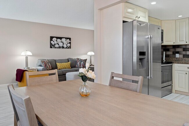 Building Photo - 1032 Lincoln B