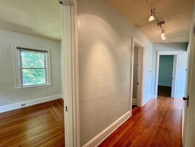 Building Photo - 505-507 W McMillan