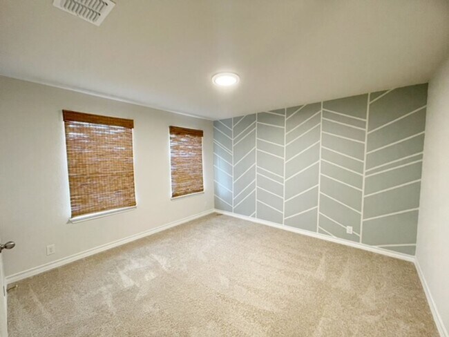 Building Photo - Come check out this well maintained 4 bedroom, 2.5 bath home in the well desired community of Lan...