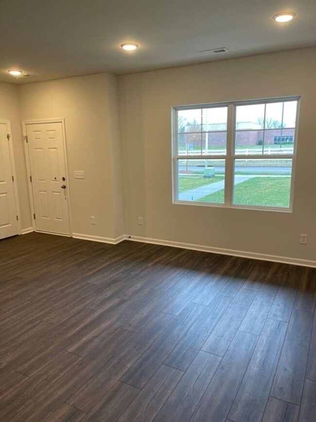 Building Photo - Stunning condo is South Murfreesboro