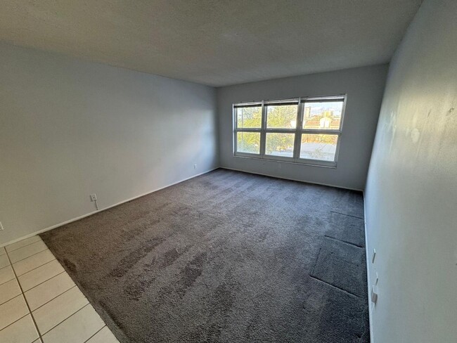 Building Photo - 2 Bed 2 Bath Condo Just Steps From The Oce...