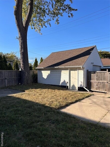 Building Photo - 15161 Sprenger Ave