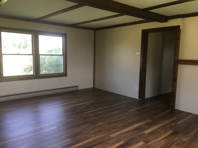 Building Photo - Cozy 3 bedroom 1.5 bath with 2 stall detached garage in country setting