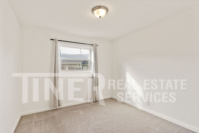 Building Photo - 2017 Buckeye Dr