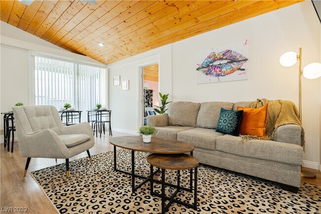 Building Photo - 2205 Santa Paula Dr