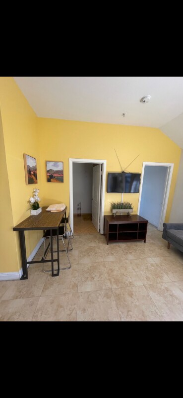 Building Photo - 2425 Hunter St