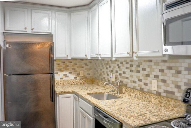 Building Photo - 8622 Village Square Dr