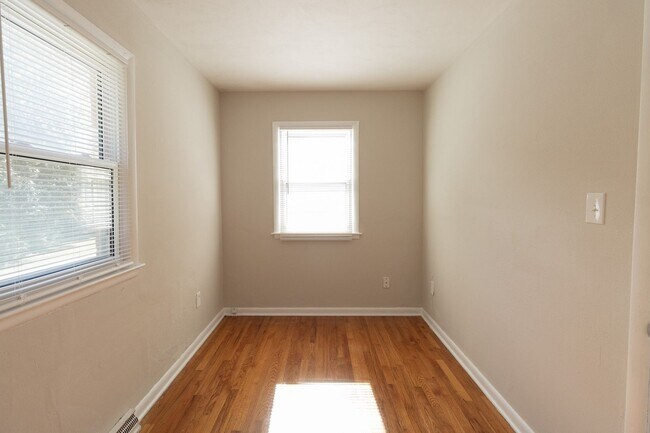 Building Photo - 2804 Isherwood Dr